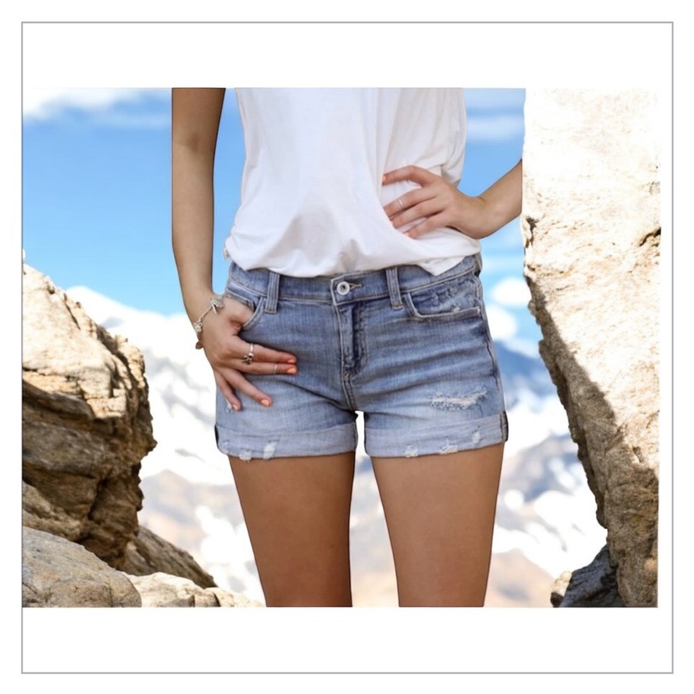 Hollister Denim Slouchy Short Size 26 -3-EUC- ☀️⛺️-relaxed fit -distressed​​ - Picture 2 of 7